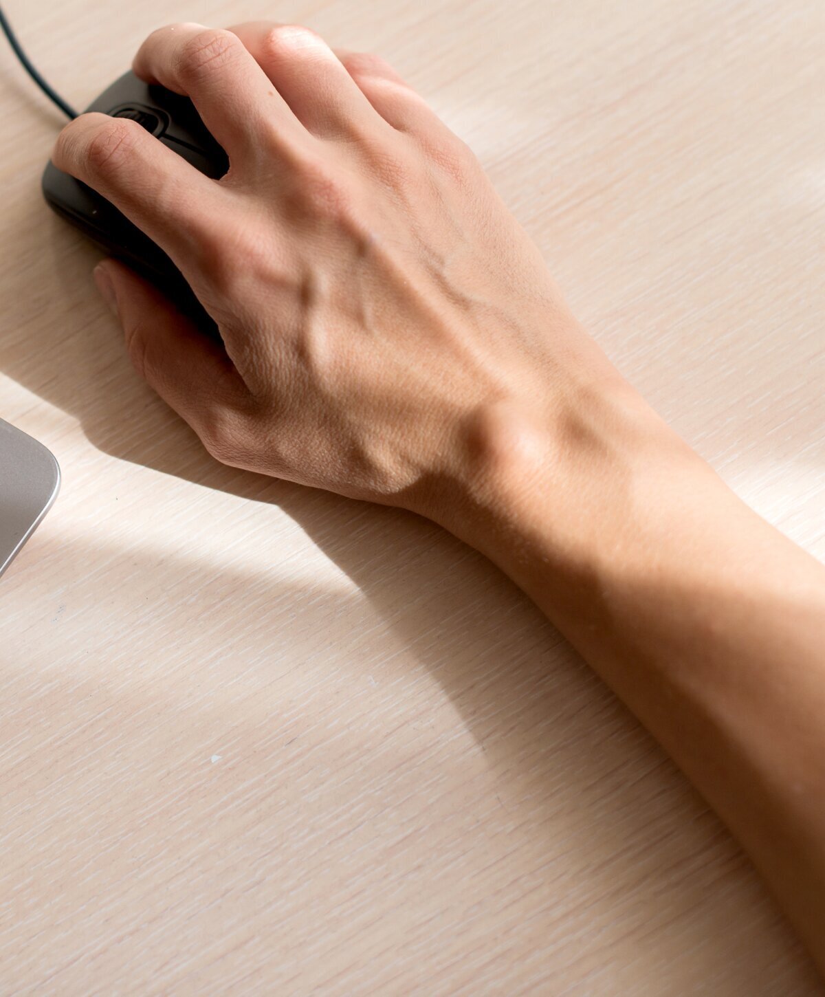 Kansas City carpal tunnel surgery model hand holding computer mouse